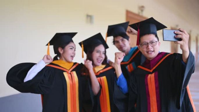 毕业生在本科大学的毕业典礼上表示喜悦。