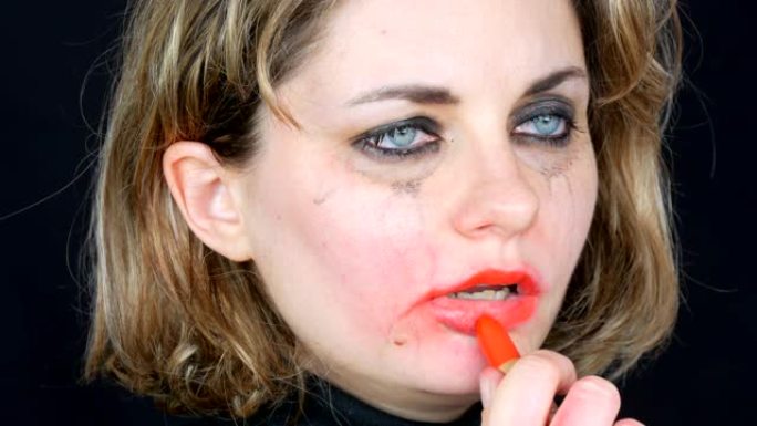 哭泣的迷幻抑郁疯狂年轻女子有缺陷的化妆漆嘴唇与红色唇膏