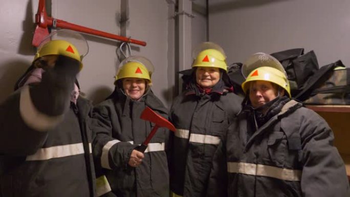 四名微笑的女消防员在消防局。