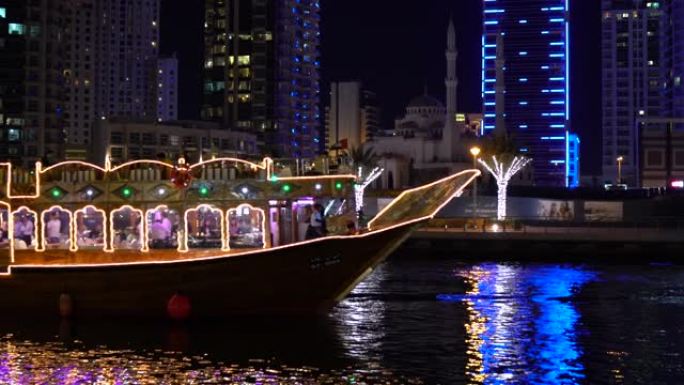 观光游船漂浮在迪拜码头