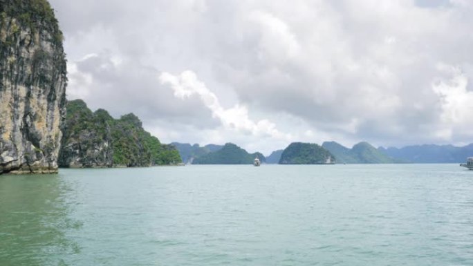 下龙湾全景，有巡航船和海岛