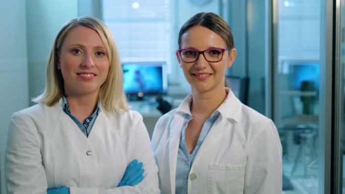 实验室中年轻而自信的女性生命科学家团队