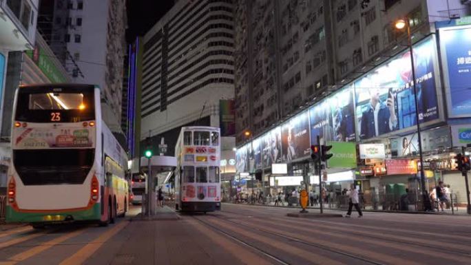 实时视频人们走过轩尼诗道铜锣湾，在香港中环道购物，在香港famaus place乘电车和火车旅行