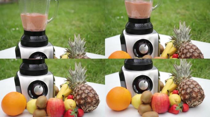 搅拌器的玻璃水罐的镜头中混合了一些水果，镜头从顶部移到底部