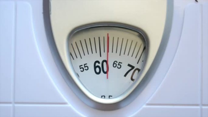特写体重秤，用于测量体重减轻。体重秤以健康减肥概念。