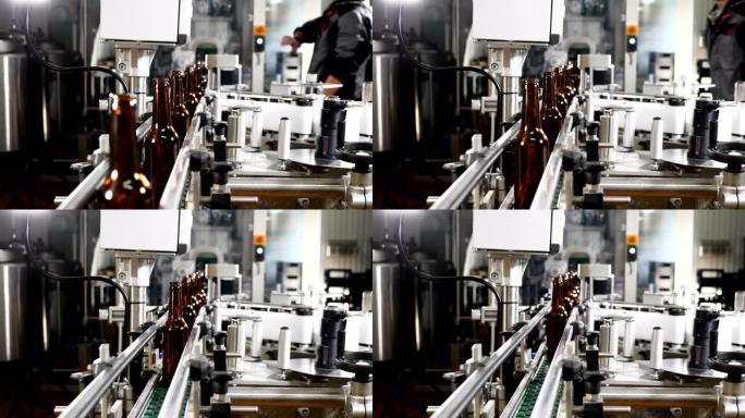 啤酒厂的技术生产线。正在运输的传送带上的空玻璃瓶。啤酒生产工艺流程。4k