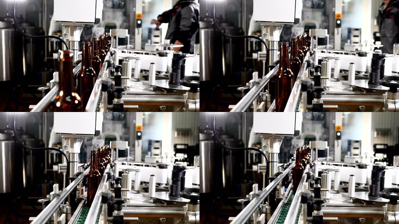 啤酒厂的技术生产线。正在运输的传送带上的空玻璃瓶。啤酒生产工艺流程。4k