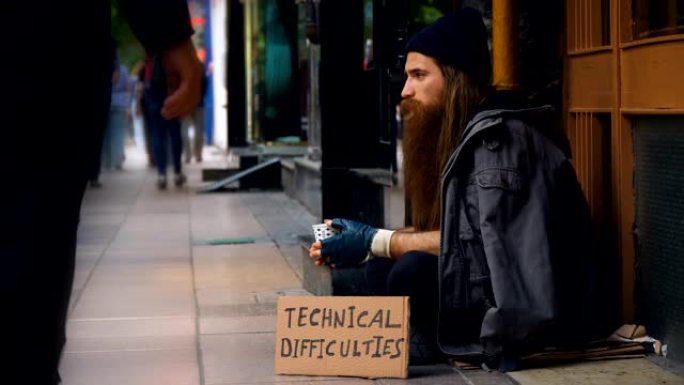 无家可归的人带着 “技术困难” 的纸板，在拥挤的街道上乞讨