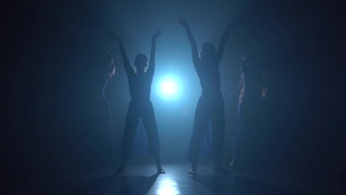 三位华丽的芭蕾舞演员跳现代芭蕾舞剧。慢动作