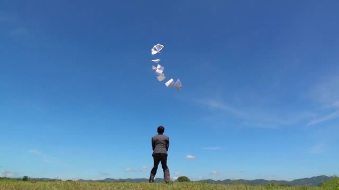 一个商人跳跃慢动作和云天空背景。