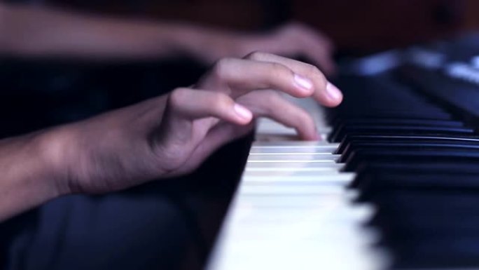 音乐家在键盘上演奏合成器钢琴按键。音乐家在音乐会舞台上演奏乐器。特写。