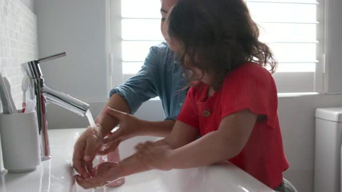 孩子们在家里一起洗手
