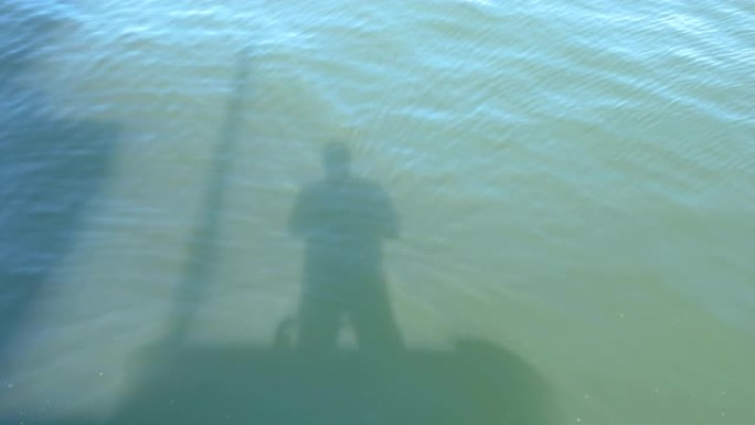 大海绿水上的人的影子