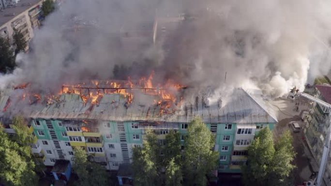 一栋住宅的屋顶正在燃烧。消防员扑灭了一座住宅高层建筑屋顶的大火。