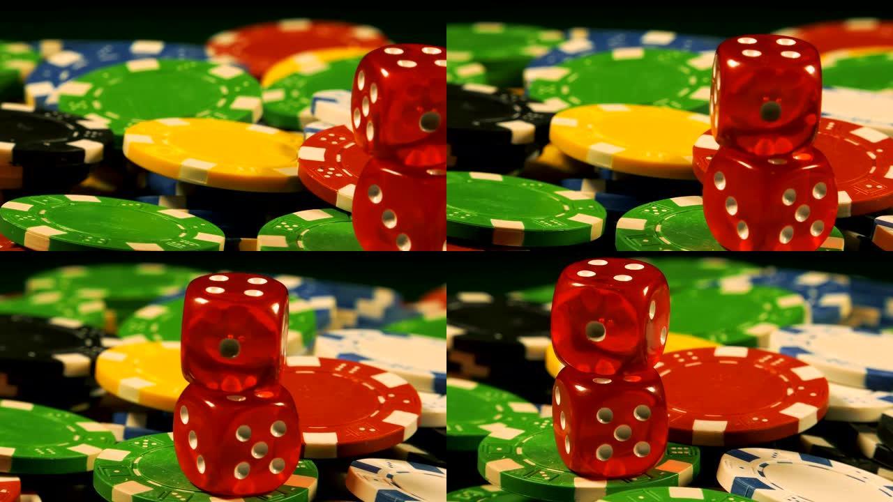 赌博钱筹码和红色骰子