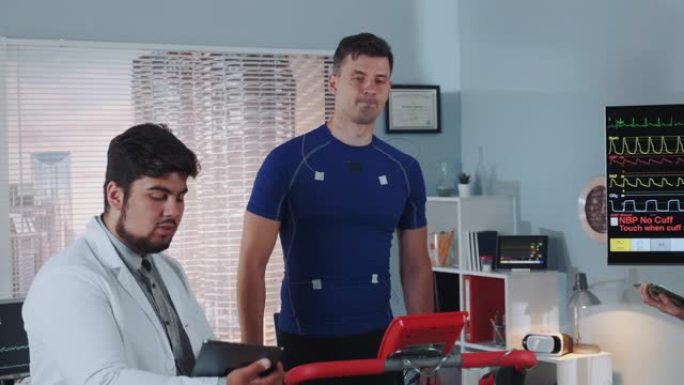 运动实验室中的压力测试: 用平板电脑解释运动员的EKG数据的医生