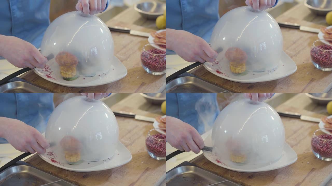 双手将干冰从烟斗中放入带玻璃盖的大盘子中。