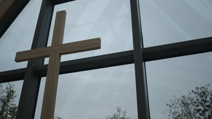 玻璃房子木头框架云层三角形空间建筑十字架