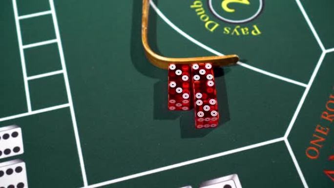骰子移动在扑克桌上的棒子给赌徒