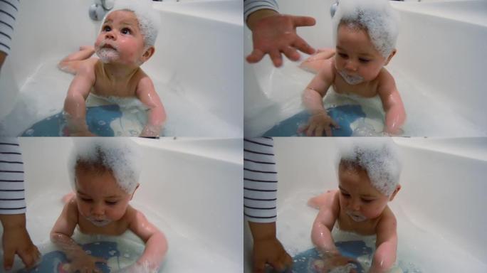 可爱的六个月大的男婴在肚子上洗澡
