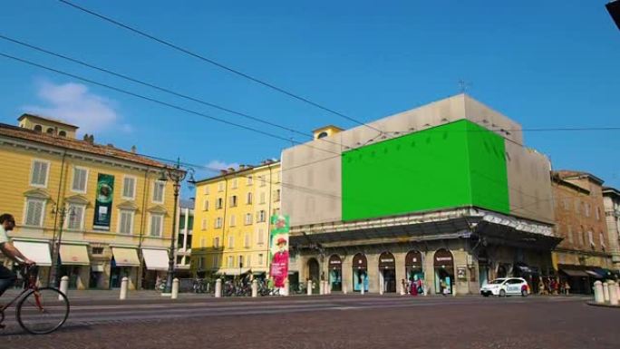绿屏广告中有两个广告牌的城镇广场