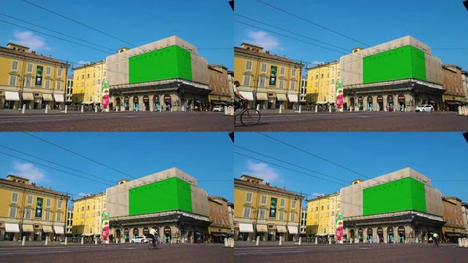 绿屏广告中有两个广告牌的城镇广场