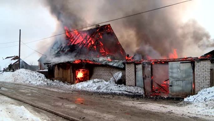 冬天村里的一场大火点燃了小屋