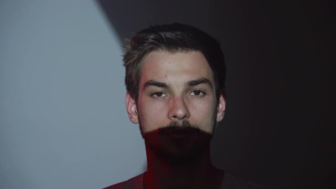 光投射到一个男人的脸上