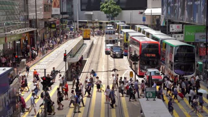 实时视频人们走过轩尼诗道铜锣湾，在香港中环道购物，在香港famaus place乘电车和火车旅行