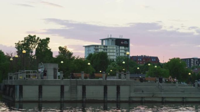 渥太华河沿岸的混凝土码头