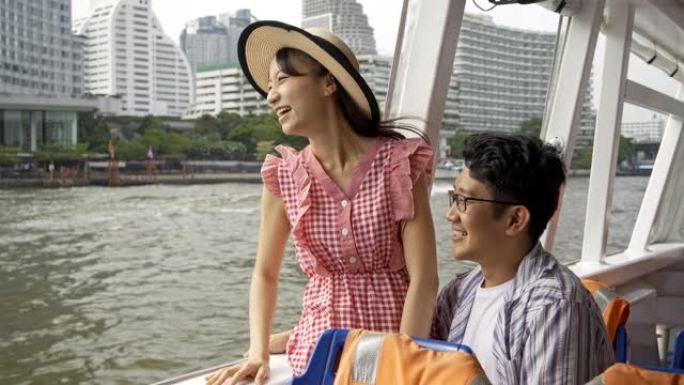 日本游客到泰国旅游，乘船旅游。
