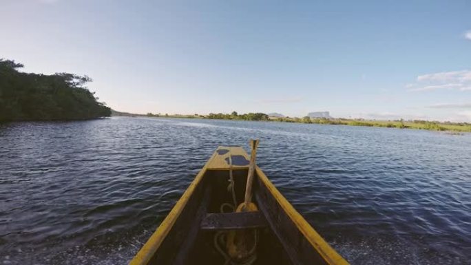 卡劳河上的土著独木舟。委内瑞拉，卡纳马国家公园