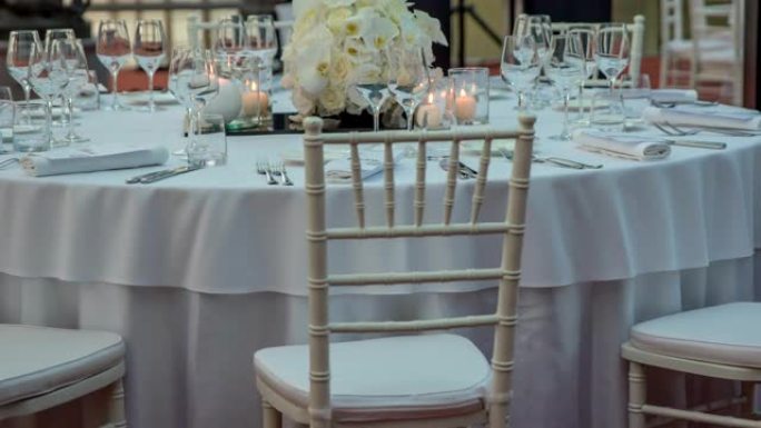 圆桌后面可爱的白色椅子都装饰成白色