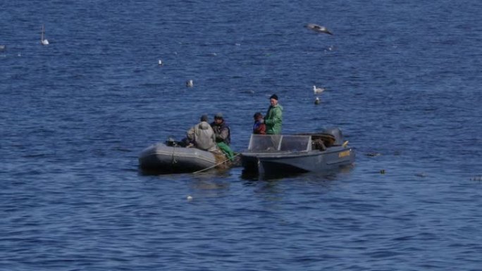 在芬兰湾捕鱼的船上的渔民
