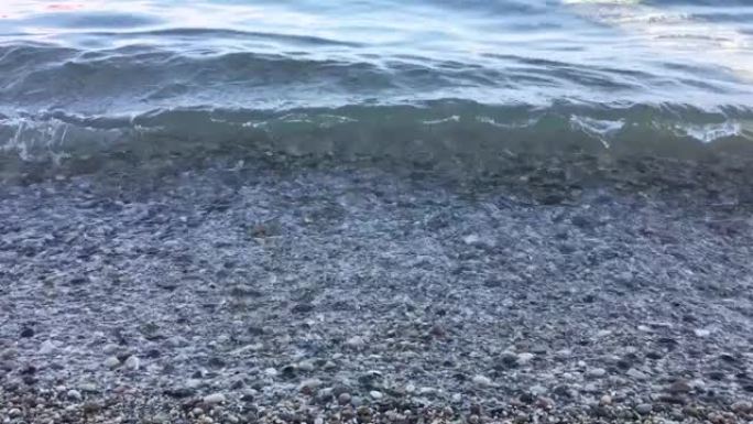 海浪卷起小砾石