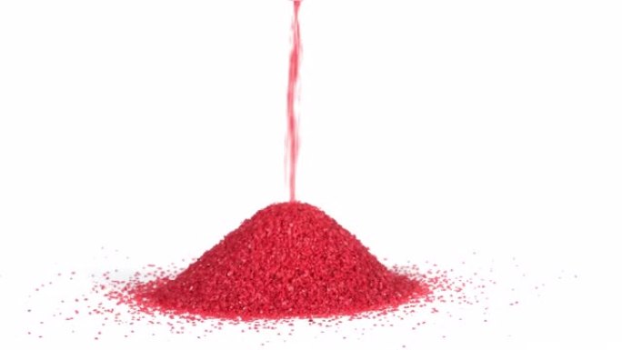 红色的沙子浇注并在坚实的白色背景上制作圆锥形的桩