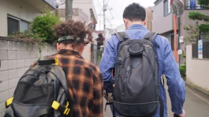 年轻的亚洲背包客在东京旅行