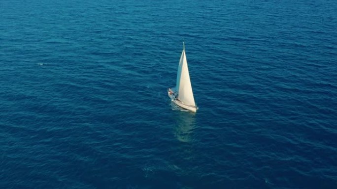 鸟瞰图。晴天在公海航行的游艇。海上帆船