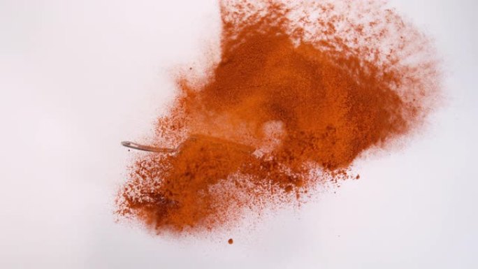 辣椒粉，辣椒，白色背景下的粉末爆炸，勺子，慢动作4K