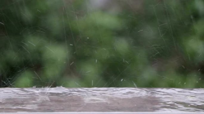 雨水掉落表面形成图案