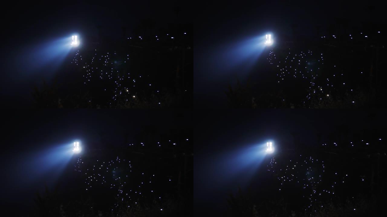 夜空背景下的体育场灯，周围有魔法灯