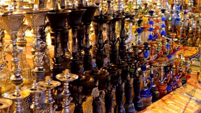 埃及一家阿拉伯纪念品商店的陈列中出售各种水烟