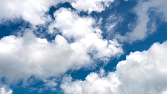 美丽清澈的蓝天白云4k延时，好天气白天云在天空中流动夏天美丽的自然镜头