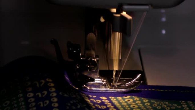 一种在彩色布和缝合上工作的大型缝纫机