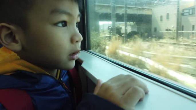 日本小子正从火车外望向外界
