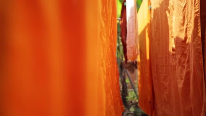 长袍的橙色背景，和尚的长袍为佛教思想概念。