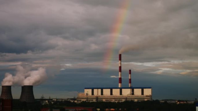 晚上发电厂上方的彩虹