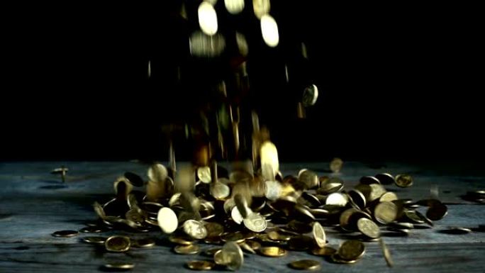 慢动作，一堆乌克兰硬币落在木头上