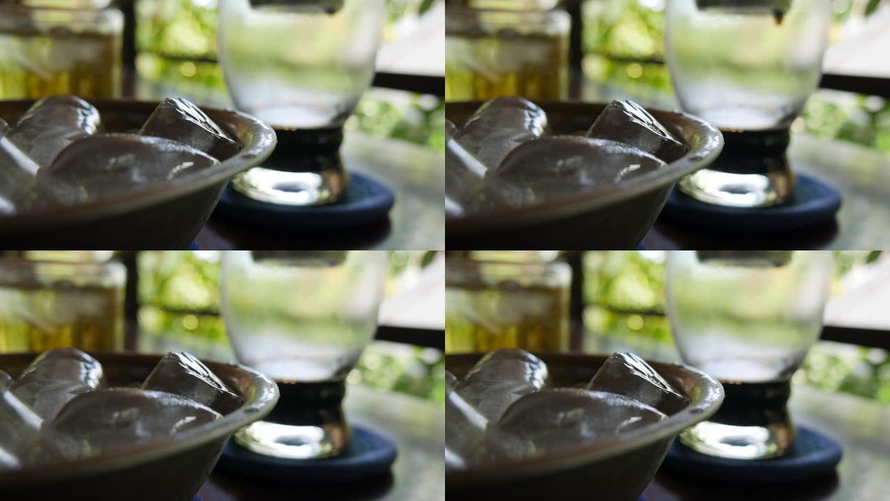 在咖啡馆使用越南传统的phin过滤器酿造黑咖啡。咖啡在玻璃杯中慢慢滴落。Ca phe den da。