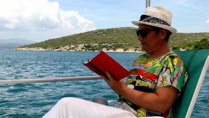 暑假船上的女人看书